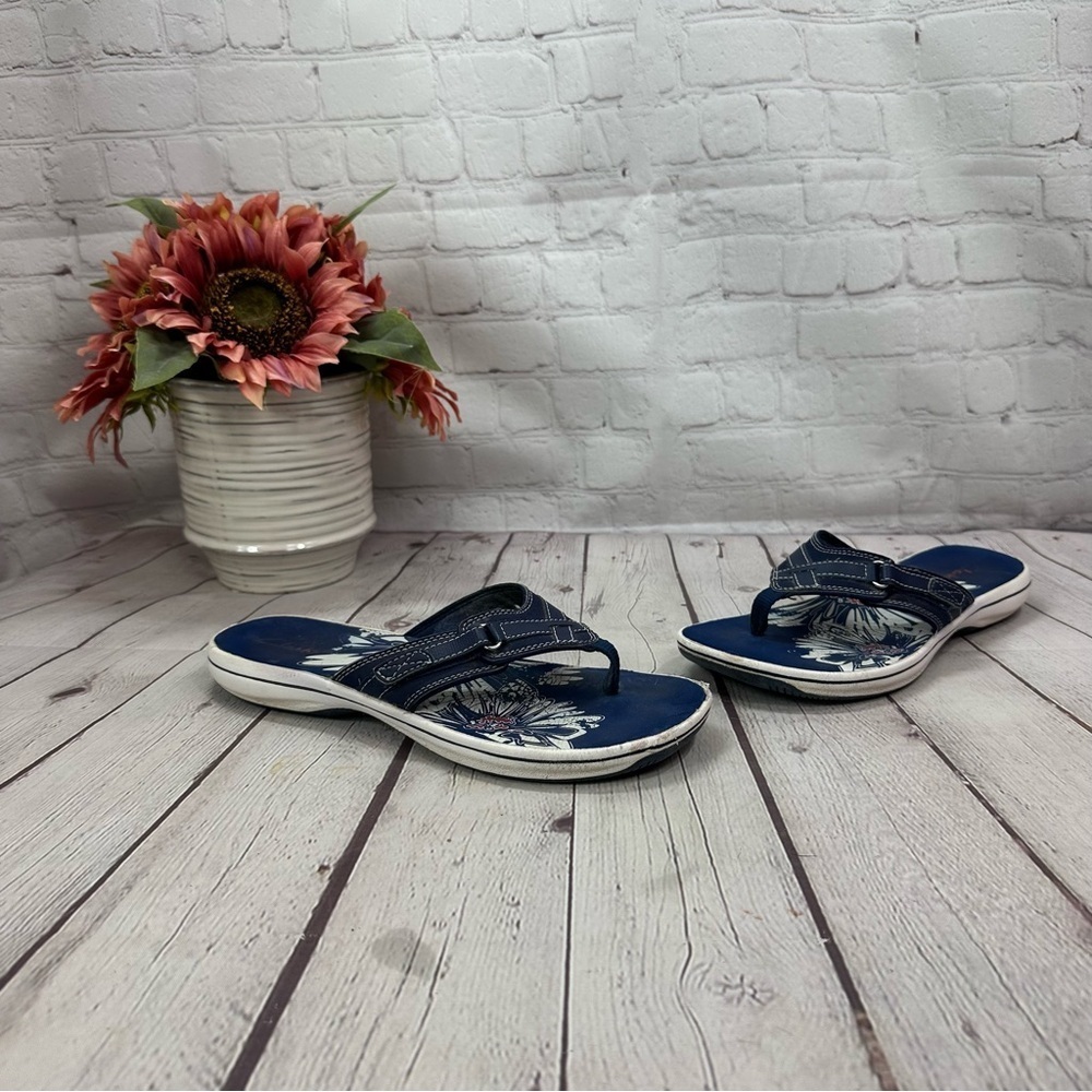 clarks Navy Blue Floral Flip Flops tropical sz 8 beach summer travel comfort